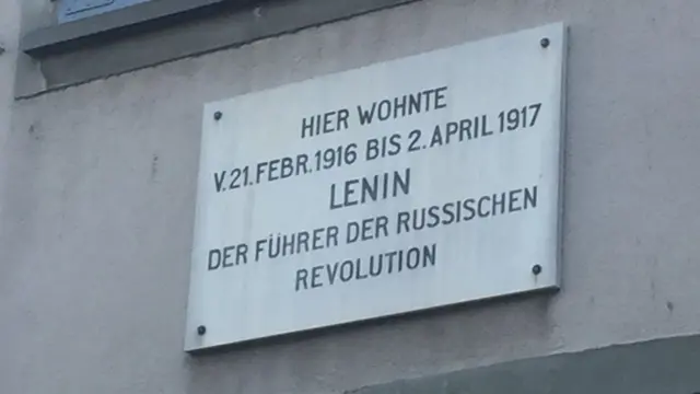 Табличка на доме на улице Шпигельгассе в старом Цюрихе, где жили Ленин с Крупской