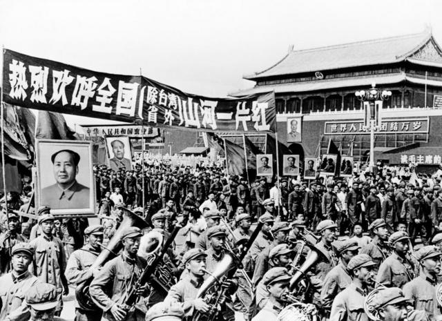 中国进入疯狂的文革时期后，对毛泽东的个人崇拜达到顶峰。