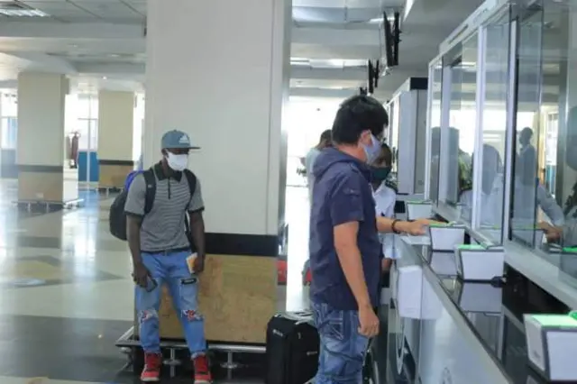 Julius Ssekitoleko yafotowe ageze mu gihugu avuye mu Buyapani