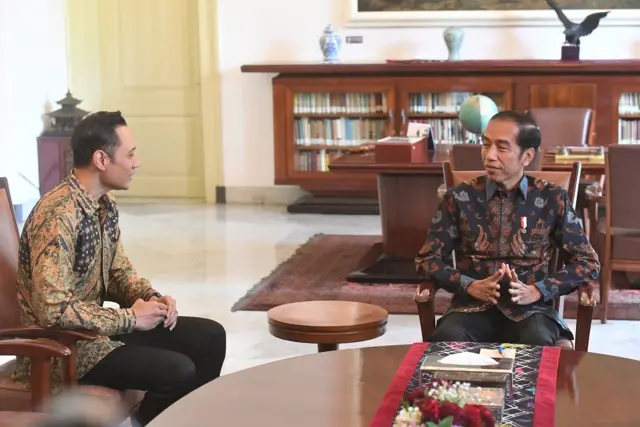 Presiden Joko Widodo (kanan) berbincang dengan Komandan Satuan Tugas Bersama (Kogasma) Partai Demokrat Agus Harimurti Yudhoyono (AHY) di Istana Bogor, Rabu (22/5/2019). Dalam pertemuan tersebut Partai Demokrat menyampaikan selamat atas hasil Pilpres 2019 yang telah diumumkan oleh KPU.