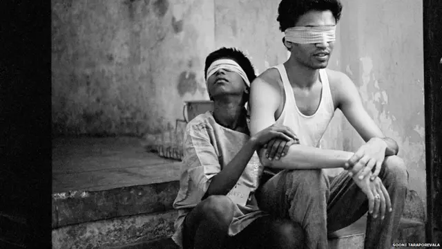 Sarfu and Irrfan Khan blindfolded during a workshop on the film, Salaam Bombay!