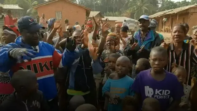 গ্রামবাসীরা বলছেন, হীরা তাদের জীবনে কোন পরিবর্তন আনেনি