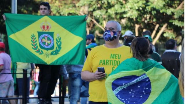 Manifestante segura bandeira do Brasil Império em protesto na Avenida Paulista, em São Paulo