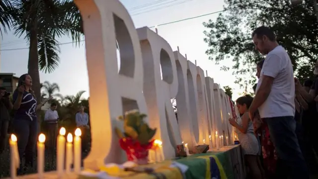 Pessoas durante oração em Brumadinho