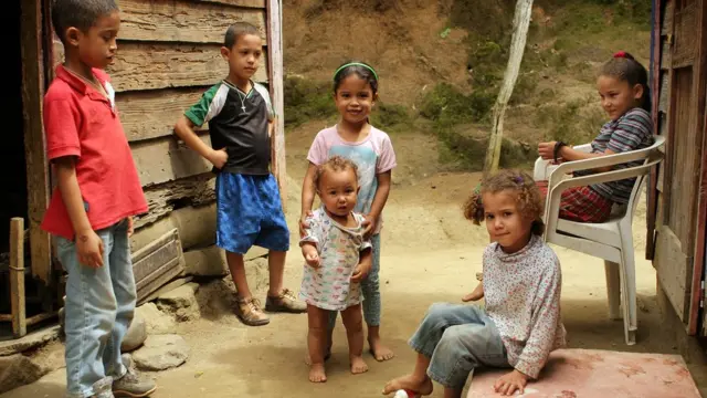 Niños afuera de sus casas.