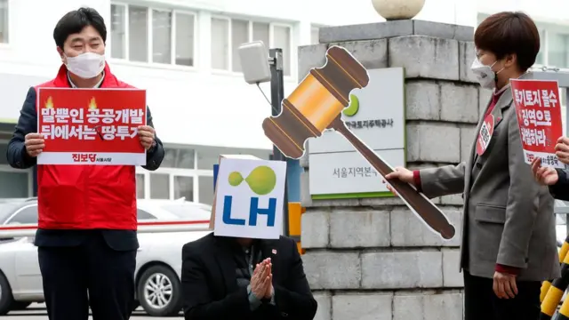 송명숙 진보당 서울시장 후보를 비롯한 진보당원들이 4일 오전 서울 강남구 LH공사 서울지역본부 앞에서 ‘신도시 투기’ 의혹 LH 공사 임직원 규탄 기자회견을 한 뒤 엄벌을 촉구하는 퍼포먼스를 하고 있다