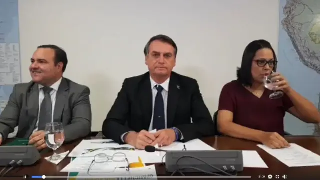 Bolsonaro e outros dois participantesroulette 2 bet7ktransmissão ao vivo no Facebook