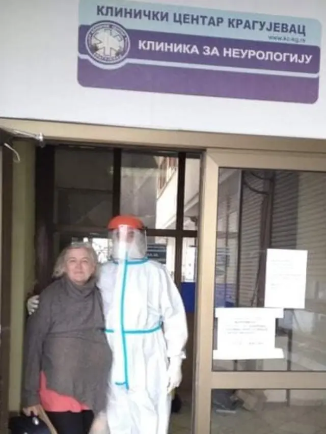 Gordana i tehničar Stefan kada je napuštala bolnicu