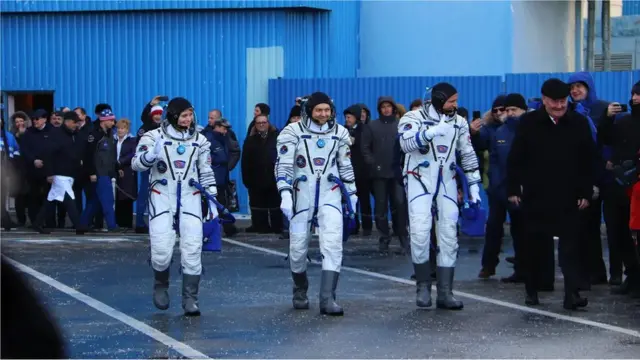 Wageni wanaotembelea Baikonur Cosmodrome wanaweza kushiriki katika hafla ya kuwaaga wanaanga wakielekea kwenye chombo chao cha angani