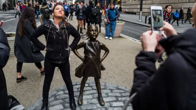 【翳】写真　アート　女性と牛の群れの写真 牛の皮を剥いだ頭 | アートプリント