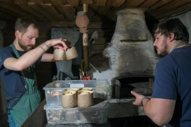 制作复活节蛋糕