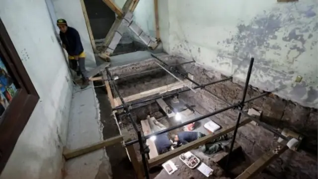 ভবন খনন করছেন প্রত্নতত্ত্ববিদেরা