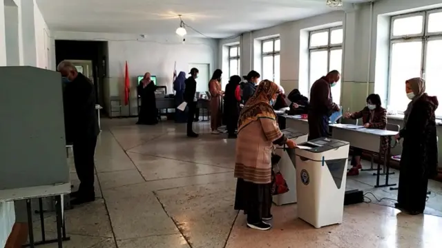 Қирғизистон референдумида овоз бериш