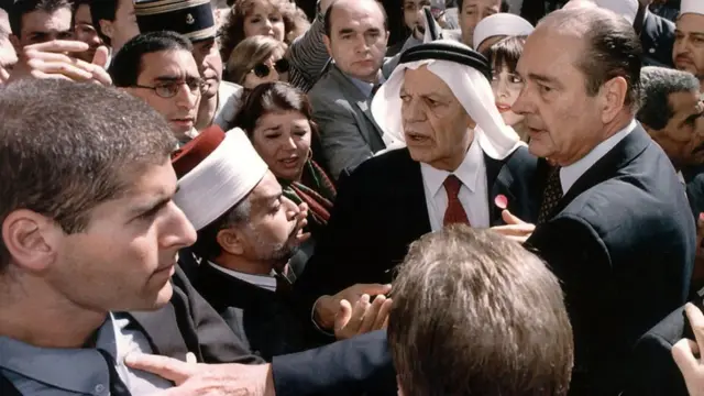 الرئيس الفرنسي الراحل جاك شيراك (يمين) يعرب عن غضبه من قوات الأمن الإسرائيلية عام 1996
