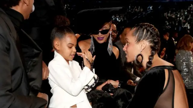 المغنية أليشيا كيز أثناء دردشة مع بلو ايفي كارتر ابنة المغنية بيونسيه والمغني جي زي.