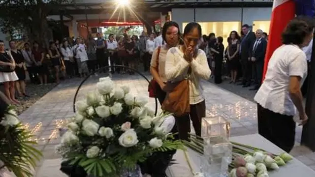 කාම්බෝජයේ ප්‍රංශ ආයතනයට රැස් වුනු ජනතාව