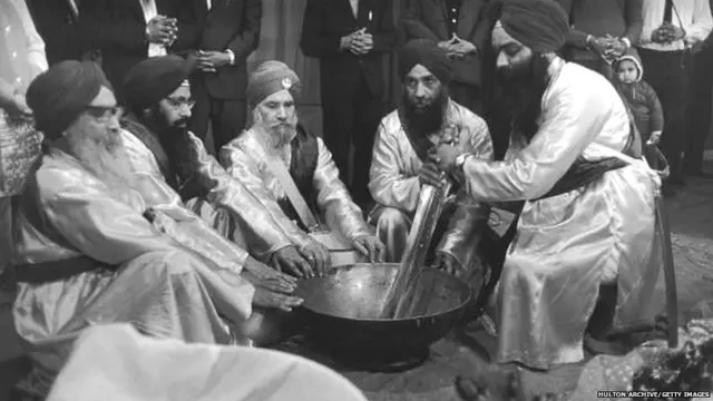 30 ਅਪ੍ਰੈਲ 1967 ਵਿੱਚ ਲੰਡਨ ਦੇ ਸਾਊਥ ਹਾਲ ਵਿੱਚ ਅੰਮ੍ਰਿਤ ਤਿਆਰ ਕਰਦੇ ਪੰਜ ਪਿਆਰੇ