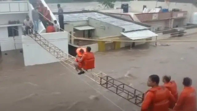 જામનગરના કાલાવડમાં ભારે વરસાદને કારણે ફસાયેલા લોકોને બચાવાયા હતા