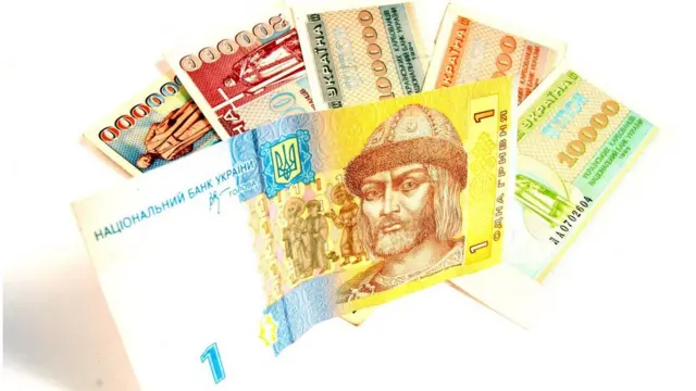 Первые гривны были такие же цветные, как и рубли, только без нулей