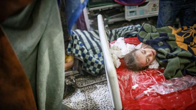 Ребенок в больнице в Идлибе, Сирия