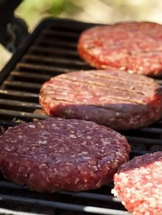 Des steaks hachés mis au feu.