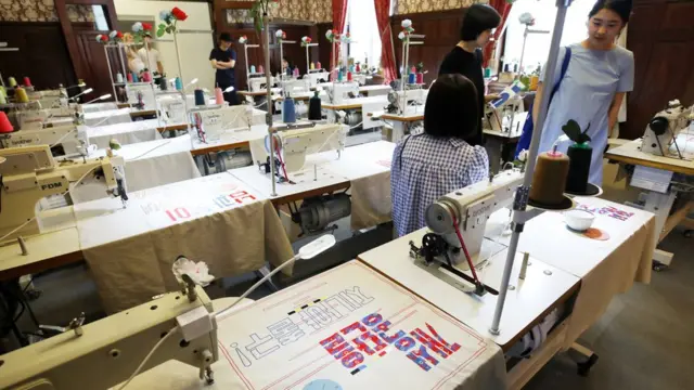 서울 중구 문화역서울284에서 열린 '개성공단' 전시에서 관람객들이 개성공단 공장을 콘셉트로 한 전시물을 둘러보고 있다