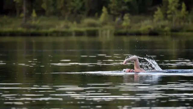 Путин плывет