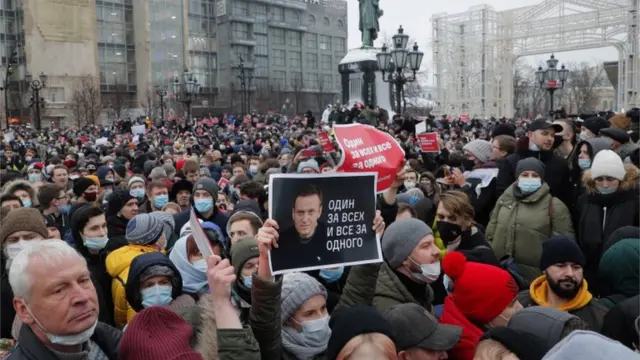 Personas participan en una protesta no autorizada en apoyo del líder de la oposición rusa y activista anticorrupción Alexei Navalny, en Moscú, Rusia, el 23 de enero de 2021