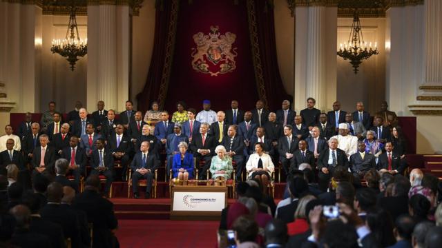 バッキンガム宮殿の舞踏会場に英連邦各国の首脳が集まった