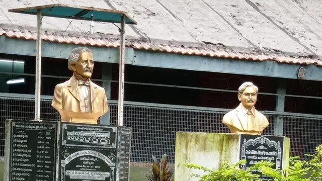 పక్కపక్కనే కాటన్, వీణం వీరన్న విగ్రహాలు