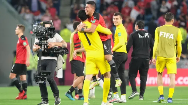 احتفل محمد الشناوي ومروان داود من مصر بعد مباراة ربع نهائي كأس العرب قطر 2021 بين مصر والأردن على ملعب الجنوب يوم 11 ديسمبر 2021 في الوكرة ، قطر.