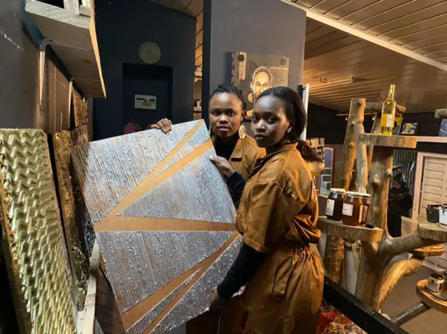 Delphine Umugwizawase na Herniette Nishimwe berekana bimwe mu byo bakora