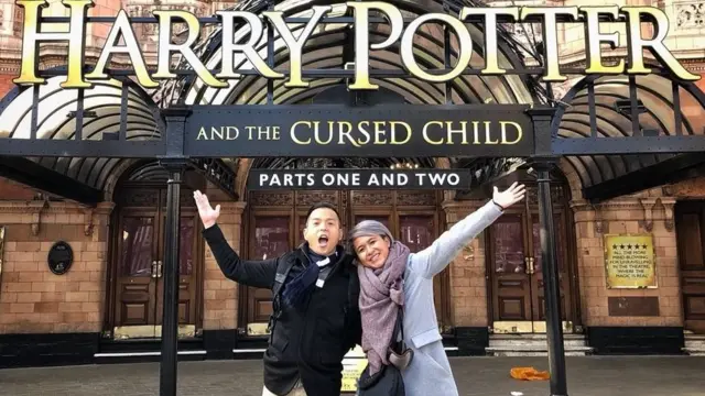 Ernest dan istrinya, penggemar Harry Potter.