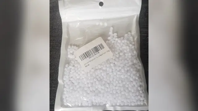 Pequenas contas de plástico usadas para moldar dentaduras