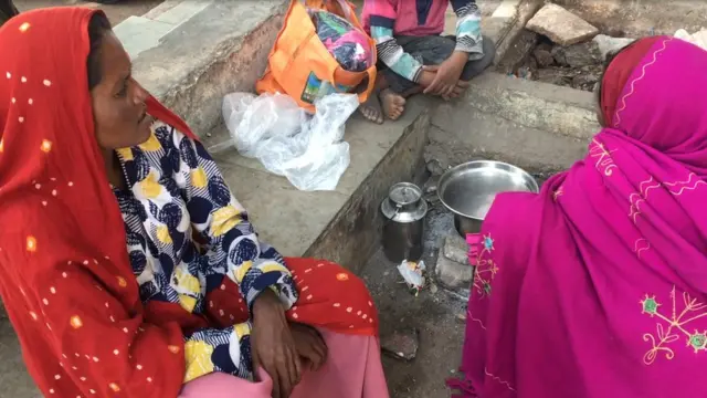 હૉસ્પિટલ બહાર બેઠેલાં દર્દીનાં સગાં