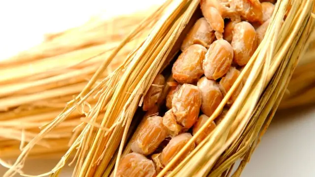 По традиции приготовленные на пару соевые бобы заворачивались в рисовую солому и оставлялись на день, чтобы забродили