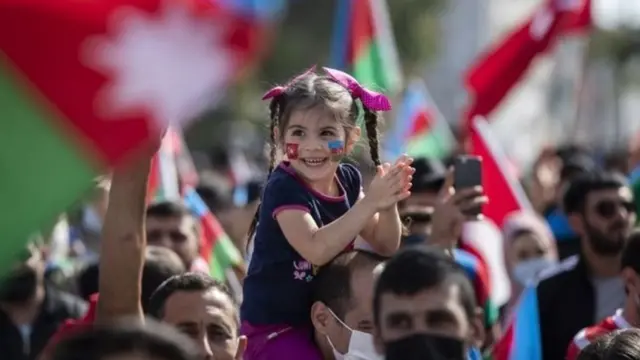 در جریان درگیری‌های قره‌باغ، مردم ترکیه برای اعلام حمایت از جمهوری آذربایجان به خیابان‌ها رفتند