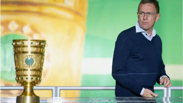 Ralf Rangnick,waka pass di trophy afta Bayern Munich beat RB Leipzig for di DFB Cup final for May 25, 2019 for Berlin, Germany