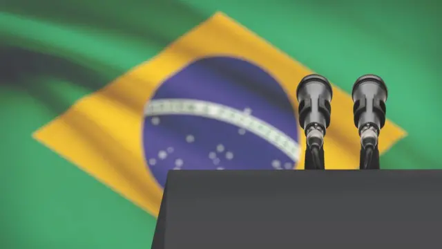 Palanque com bandeira do Brasil ao fundo