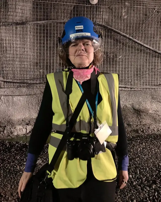 Aucun déchet nucléaire n'est encore stocké à Onkalo, mais il s'agit d'un chantier actif, ce qui oblige Erika Benke à revêtir un équipement de sécurité.