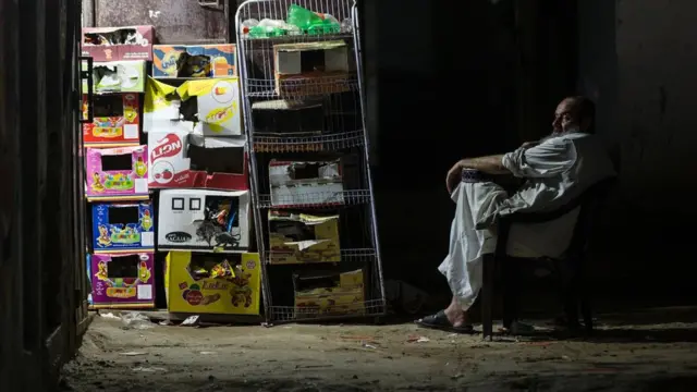 أحد الباعة في القطاع خلال الساعات القليلة التي تتوافر فيها الكهرباء