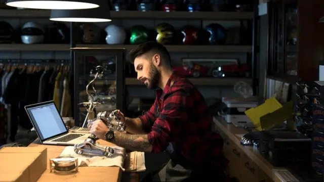 Чоловік працює вночі