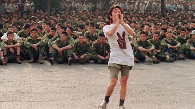 1989年6月3日，一名学生呼吁军人回家