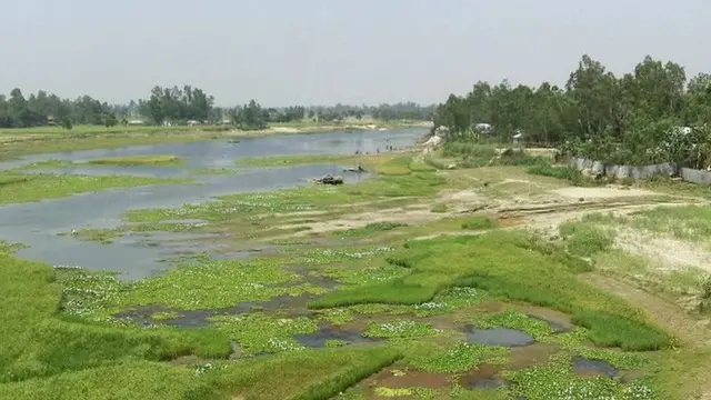 বাঙ্গালি নদী দেখলে মনে হয় একটি শীর্ণ খাল।