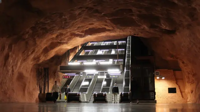 สถานี Rådhuset ถูกตกแต่งในโทนสีน้ำตาล เพราะสถานีแห่งนี้มีซากโบราณสถานจากยุคฟรานซิสกัน