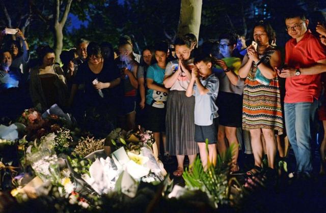 上海市民在上海世界外国语小学附近点烛光悼念遇难的孩子。