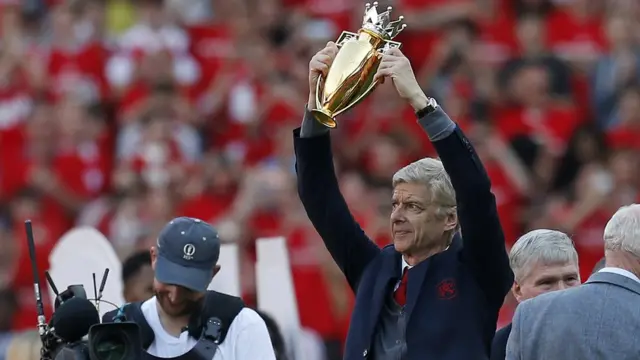 آرسنال بدون باخت قهرمان فصل ۴-۲۰۰۳ لیگ برتر فوتبال انگلیس شد، رکوردی که هیچ تیمی در پنج لیگ معتبر اروپایی موفق به تکرار آن نشده است