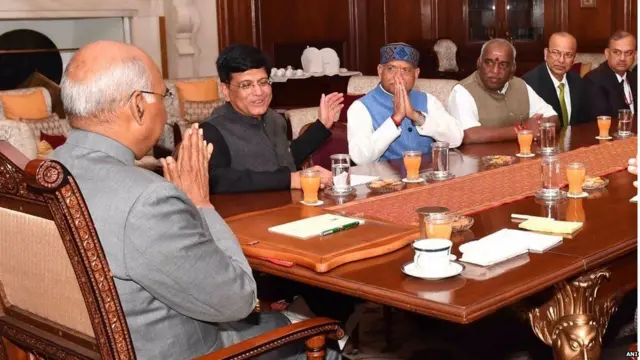 राष्ट्रपती रामनाथ कोविंद यांच्याशी चर्चा करताना अर्थमंत्री पीयूष गोयल