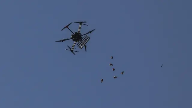 İsrail ordusu insansız hava aracıyla Gazze'deki protestoculara biber gazı atıyor