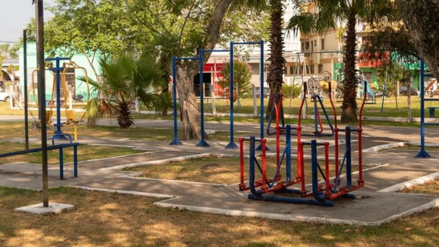 Foto de uma praça com equipamentos de ginástica